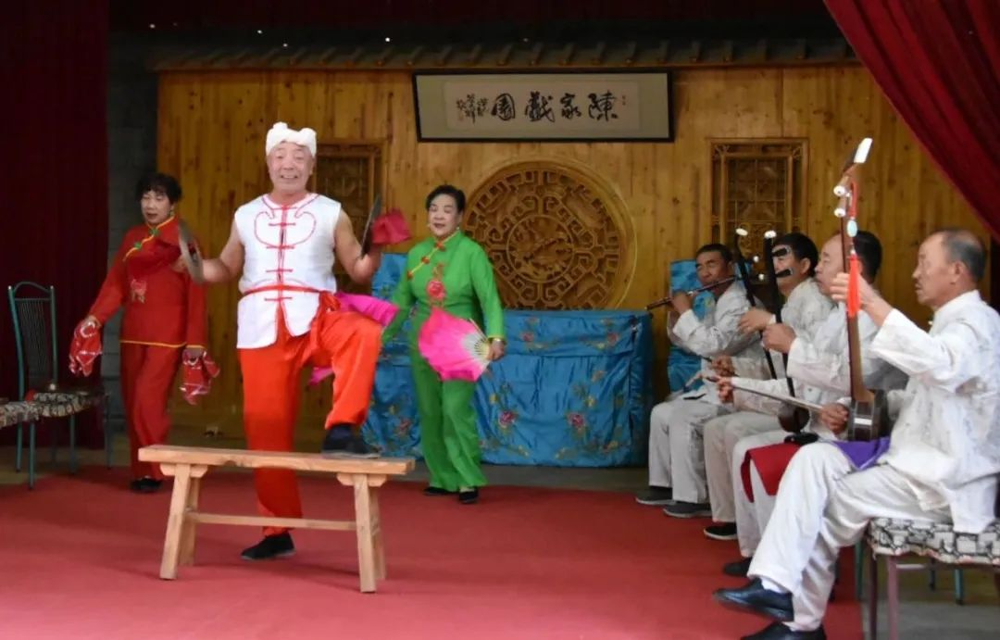 Dunhuang Quzi opera · performers and musicians share the stage