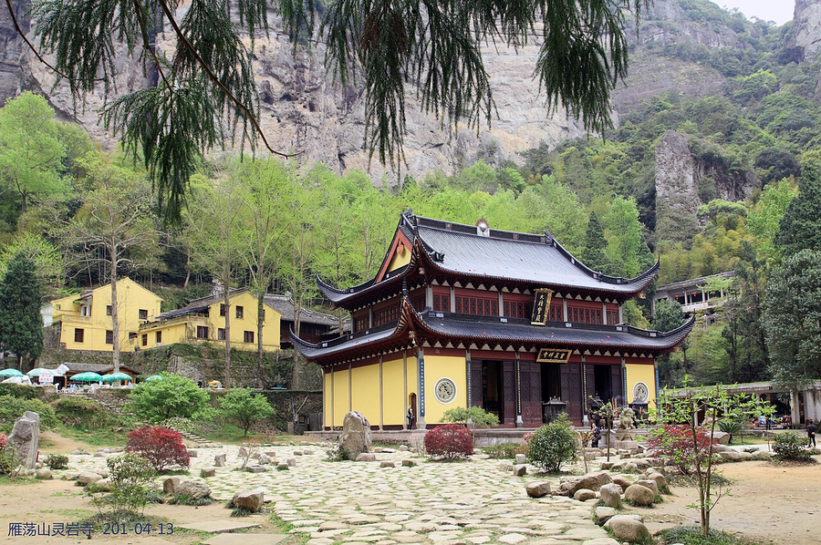 Lingyan Temple below the cliffs of Yandang Shan