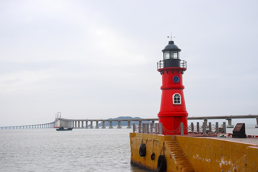 Changshanwei Lighthouse and the bridge to Nan’ao Island