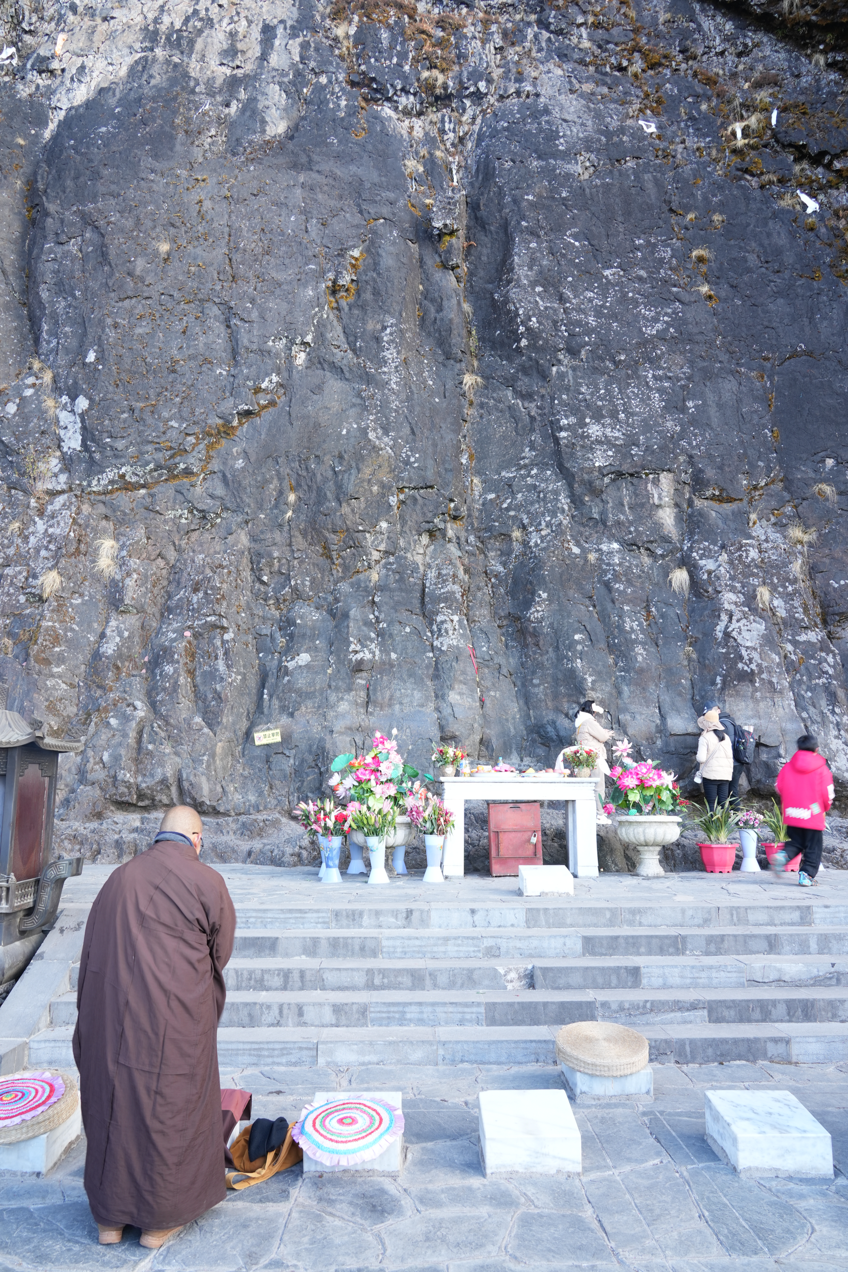 Huashou Gate · the stone cliff and pilgrimage setting on Jizu Shan