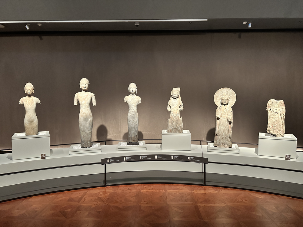 Longxing Temple sculptures · photographed at Qingzhou Museum